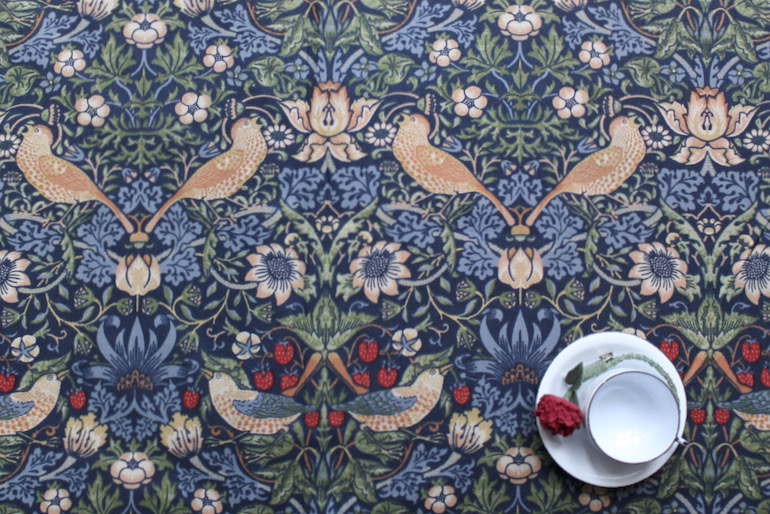 Ji Morris いちごどろぼうローン生地赤